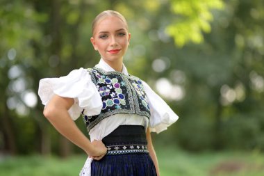 Slovakça folklor. Slovakça folklor kız.