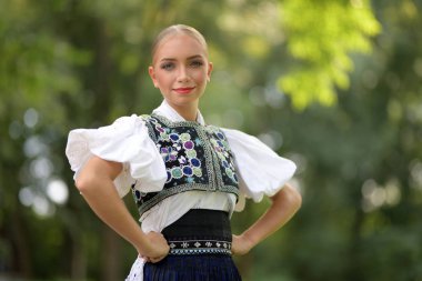 Slovakça folklor. Slovakça folklor kız.