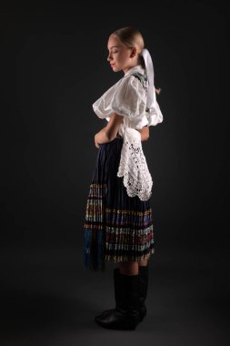 Slovakça folklor. Slovakça folklor kız.