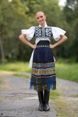 Slovak folkloru. Slovak folklor kızı dışarıda poz veriyor.