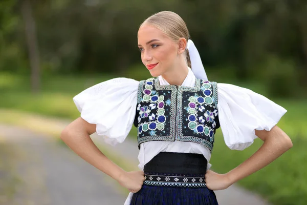 Slowaakse Folklore Slovaakse Folklore Meisje Poseren Buiten — Stockfoto
