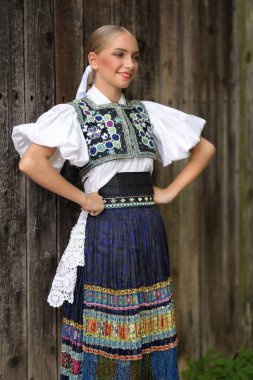 Slovak folkloru. Slovak folklor kızı dışarıda poz veriyor.