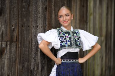 Slovak folkloru. Slovak folklor kızı dışarıda poz veriyor.