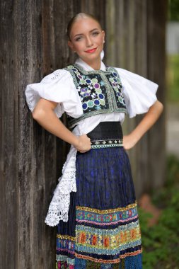 Slovak folkloru. Slovak folklor kızı dışarıda poz veriyor.