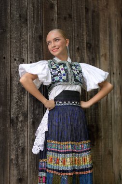 Slovak folkloru. Slovak folklor kızı dışarıda poz veriyor.