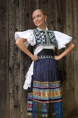 Slovak folkloru. Slovak folklor kızı dışarıda poz veriyor.