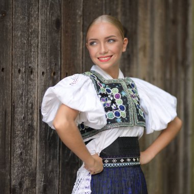 Slovak folkloru. Slovak folklor kızı dışarıda poz veriyor.