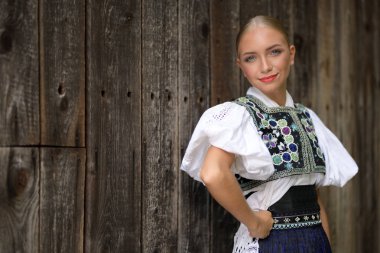 Slovak folkloru. Slovak folklor kızı dışarıda poz veriyor.