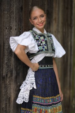 Slovak folkloru. Slovak folklor kızı dışarıda poz veriyor.