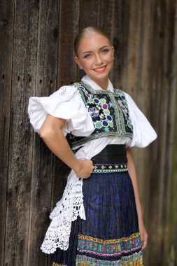 Slovak folkloru. Slovak folklor kızı dışarıda poz veriyor.