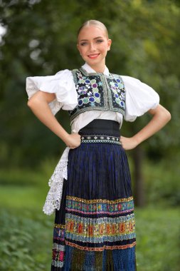 Slovak folkloru. Slovak folklor kızı dışarıda poz veriyor.