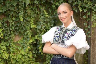 Slovak folkloru. Slovak folklor kızı dışarıda poz veriyor.