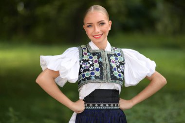 Slovak folkloru. Slovak folklor kızı dışarıda poz veriyor.