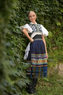Slovak folkloru. Slovak folklor kızı dışarıda poz veriyor.