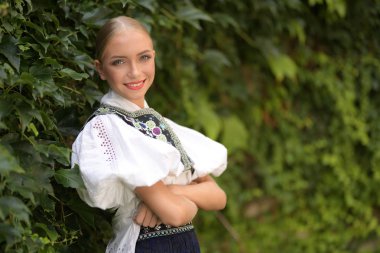 Slovak folkloru. Slovak folklor kızı dışarıda poz veriyor.