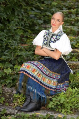 Slovak folkloru. Slovak folklor kızı dışarıda poz veriyor.