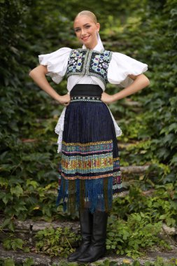 Slovak folkloru. Slovak folklor kızı dışarıda poz veriyor.