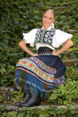 Slovak folkloru. Slovak folklor kızı dışarıda poz veriyor.