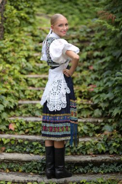 Slovak folkloru. Slovak folklor kızı dışarıda poz veriyor.