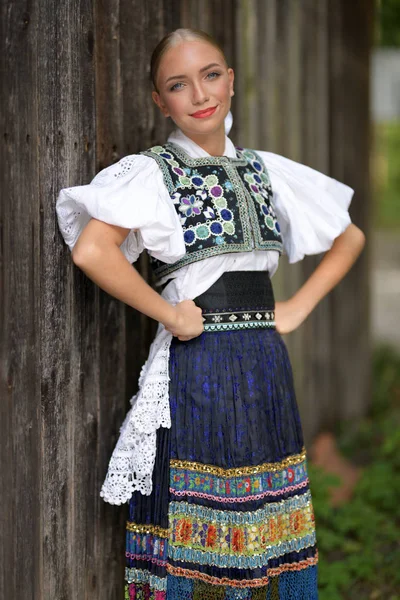 スロバキアの民間伝承 スロバキアの民俗学の女の子は屋外でポーズ — ストック写真
