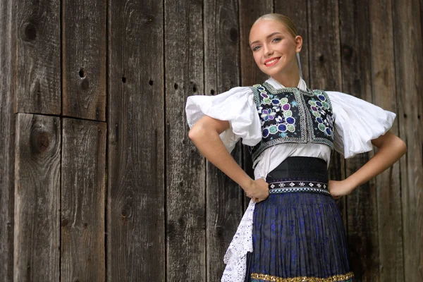 Slovakisk Folklore Slovakisk Folklore Pige Poserer Udendørs - Stock-foto