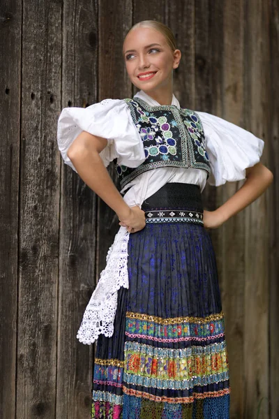Folclore Slovacco Slovacco Folklore Ragazza Posa All Aperto — Foto Stock