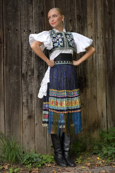 Slovak Folkloru Slovak Folklor Kızı Dışarıda Poz Veriyor — Stok fotoğraf