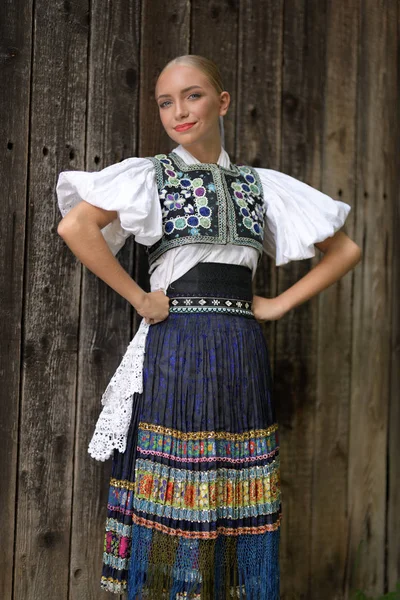 スロバキアの民間伝承 スロバキアの民俗学の女の子は屋外でポーズ — ストック写真