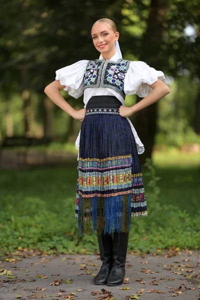 斯洛伐克民间传说 在户外摆姿势的斯洛伐克民间传说女孩 — 图库照片