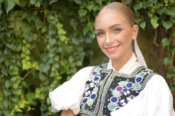 Folclore Slovacco Slovacco Folklore Ragazza Posa All Aperto — Foto Stock