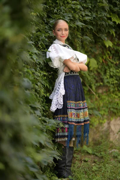 Szlovák Folklór Szlovák Folklór Lány Pózol Szabadban — Stock Fotó