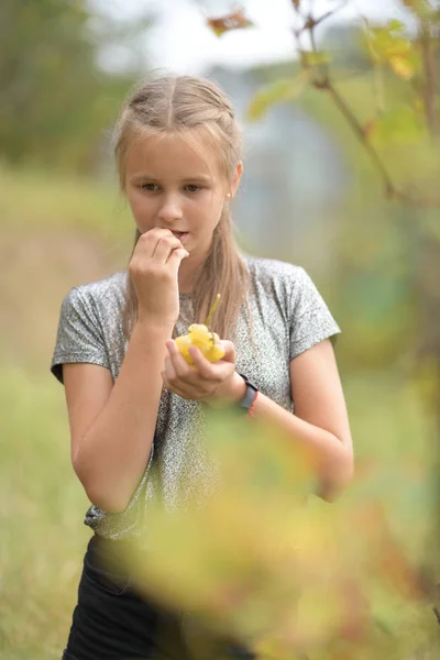 Young Girl Tasting Green Grapes Farm — Stockfoto