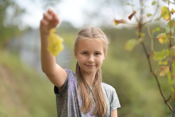 Młoda Dziewczyna Zielonymi Winogronami Farmie — Zdjęcie stockowe