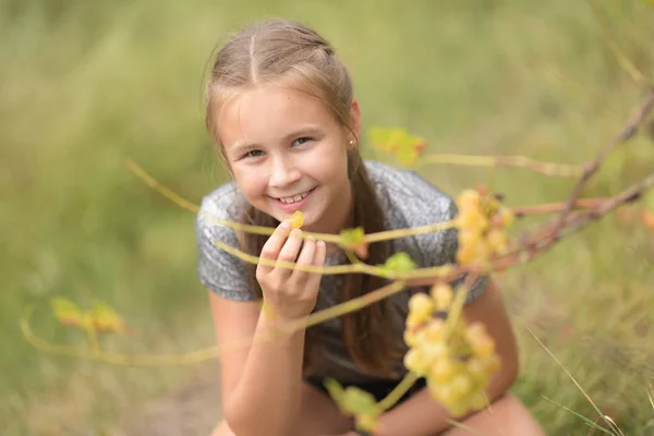 Jeune Fille Avec Des Raisins Verts Dans Ferme — Photo