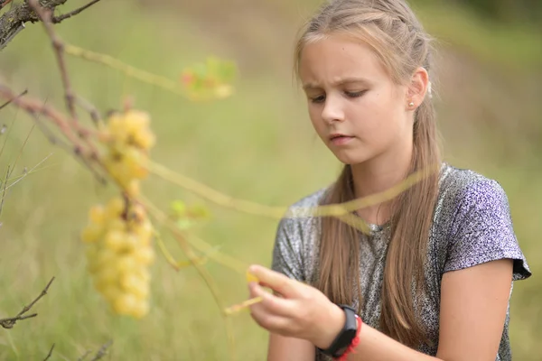 Young Girl Green Grapes Farm — Stockfoto