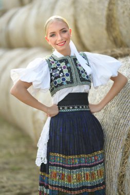 Slovak folkloru. Slovak folklor kızı dışarıda poz veriyor.