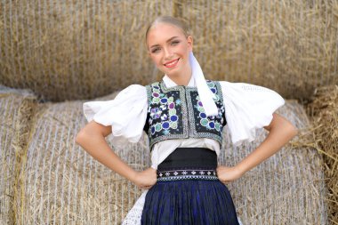 Slovak folkloru. Slovak folklor kızı dışarıda poz veriyor.
