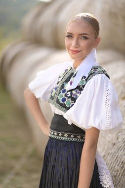 Slovak folkloru. Slovak folklor kızı dışarıda poz veriyor.