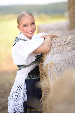 Slovak folkloru. Slovak folklor kızı dışarıda poz veriyor.