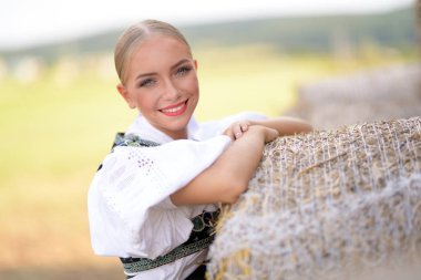 Slovak folkloru. Slovak folklor kızı dışarıda poz veriyor.