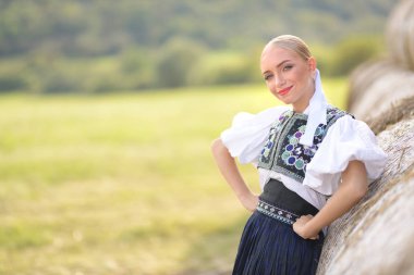 Slovak folkloru. Slovak folklor kızı dışarıda poz veriyor.