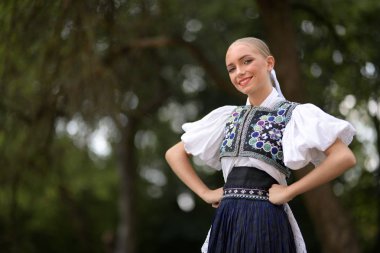 Slovak folkloru. Slovak folklor kızı dışarıda poz veriyor.