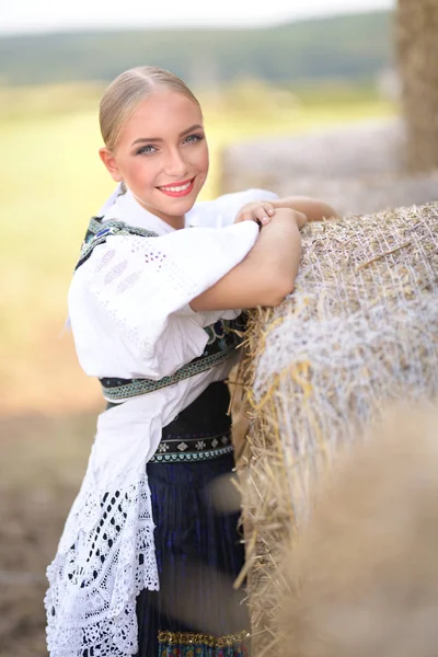 Folklore Eslovaco Eslovaco Folklore Chica Posando Aire Libre —  Fotos de Stock