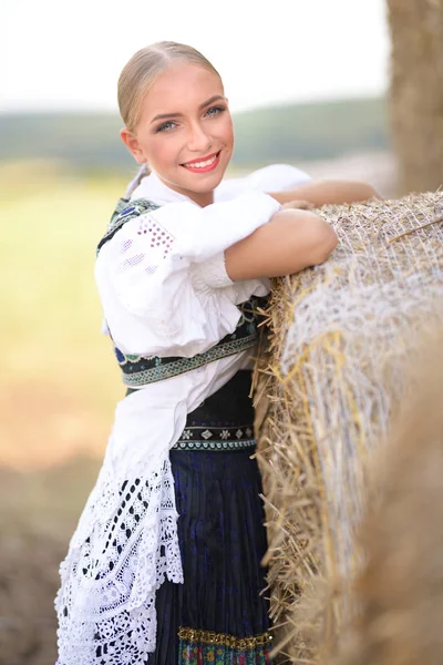 Σλοβακική Παράδοση Σλοβάκικο Λαογραφικό Κορίτσι Ποζάρει Έξω — Φωτογραφία Αρχείου