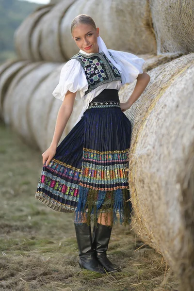 Folclore Slovacco Slovacco Folklore Ragazza Posa All Aperto — Foto Stock