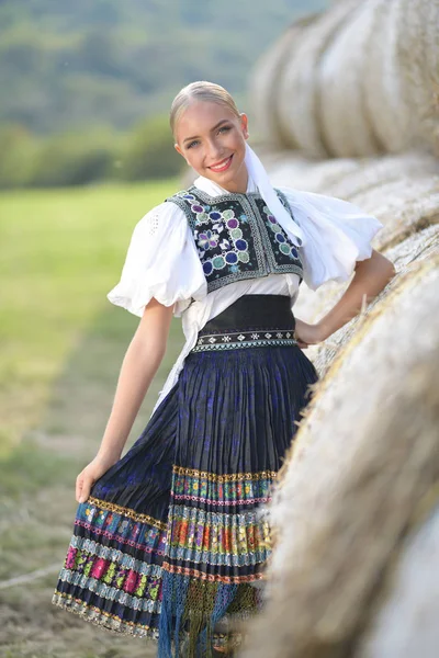 Szlovák Folklór Szlovák Folklór Lány Pózol Szabadban — Stock Fotó