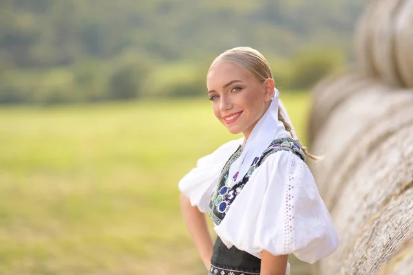 Slovenský Folklór Slovenský Folklór Dívka Pózující Venku — Stock fotografie