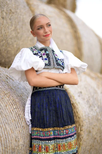 Folclore Slovacco Slovacco Folklore Ragazza Posa All Aperto — Foto Stock