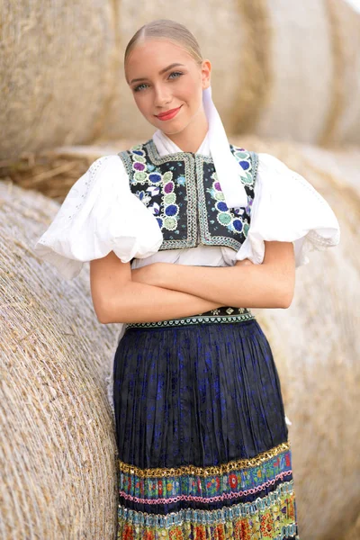 Folklore Eslovaco Eslovaco Folklore Chica Posando Aire Libre — Foto de Stock