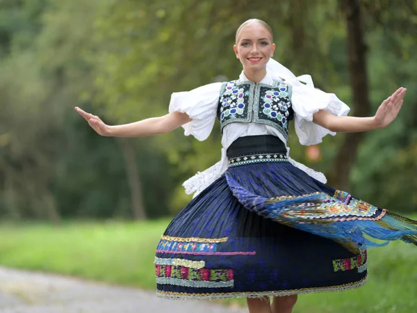 Σλοβακική Παράδοση Σλοβάκικη Λαογραφική Κοπέλα Χορεύει Στην Ύπαιθρο — Φωτογραφία Αρχείου